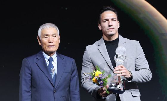 K리그2 최다도움상 수상한 에울레즈