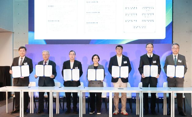 기념 촬영하는 한성숙 장관