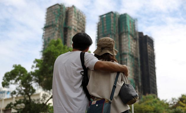 [포토] 불타버린 홍콩 아파트 바라보는 시민들