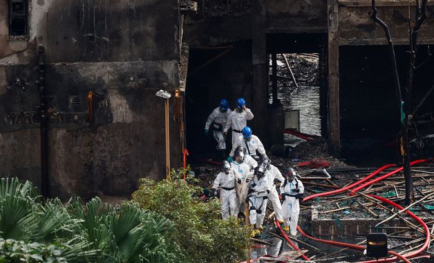 [포토] 홍콩 아파트 화재 희생자를 수습하는 경찰관들