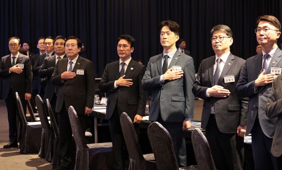 국기에 경례하는 김민석 국무총리