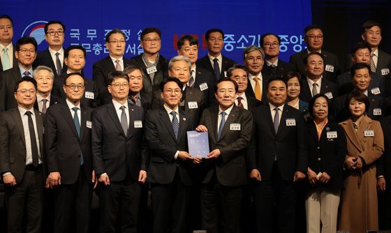 중소기업 100대 과제 전달 받는 김민석 총리