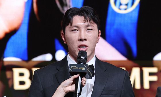 수상 소감 밝히는 신재원