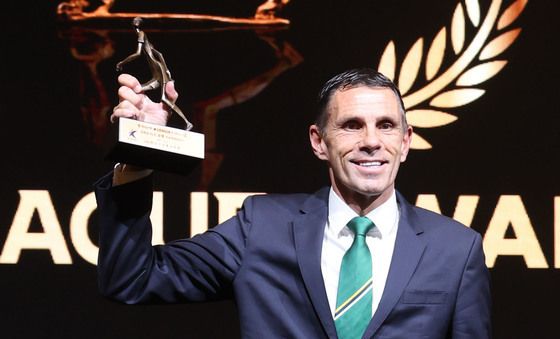 감독상 트로피 든 거스 포옛 감독