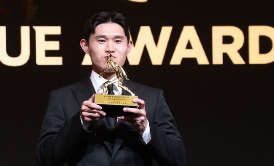 MVP 트로피 든 이동경