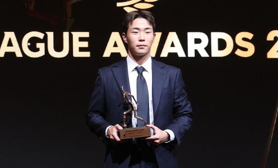 영플레이어상 트로피 든 이승원