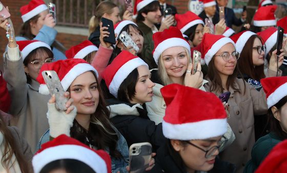 캐럴 합창하는 외국인 유학생