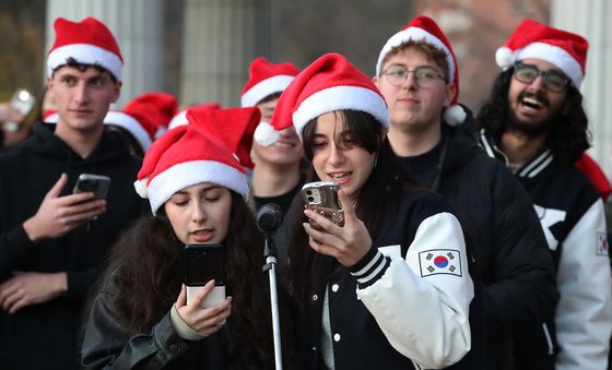 캐럴 합창하는 외국인 유학생