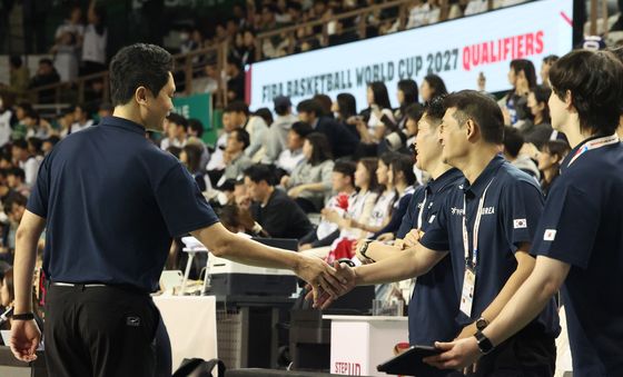 코지진과 승리 기쁨 나누는 전희철