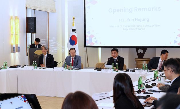 인사말하는 윤호중 장관