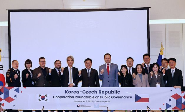 기념 촬영하는 윤호중 장관