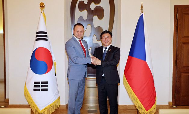 체코 내무부 차관과 기념 촬영하는 윤호중 장관