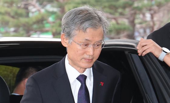 출근하는 조희대 대법원장