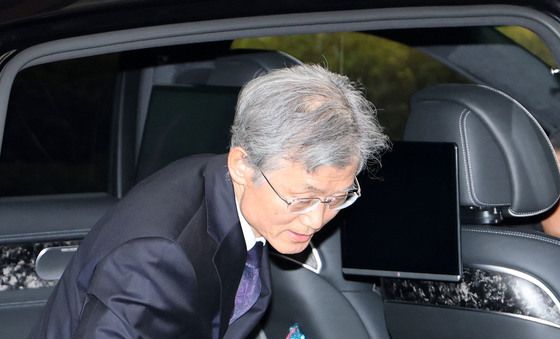 출근하는 조희대 대법원장