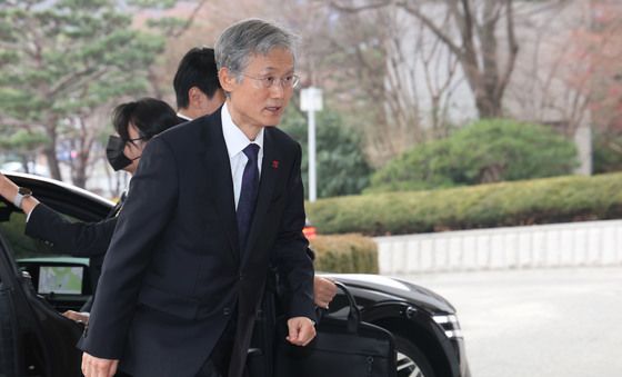 출근하는 조희대 대법원장