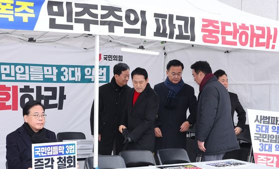 천막 농성 차린 국민의힘