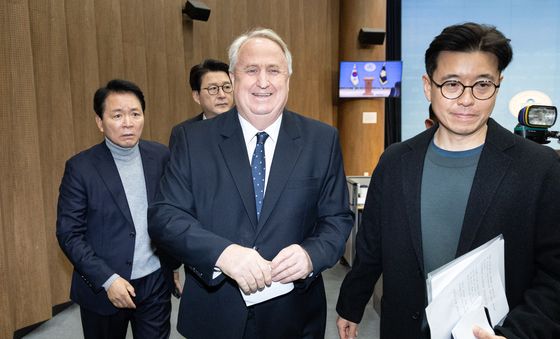 의원직 사퇴 입장 표명 후 웃으며 떠나는 인요한