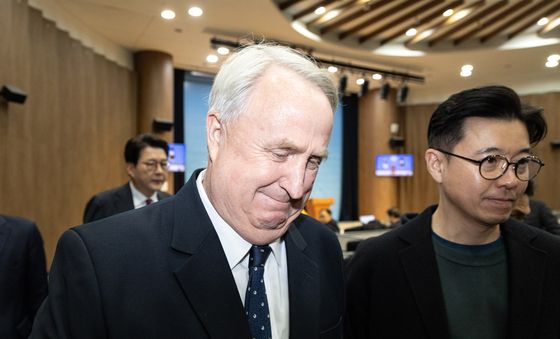 사퇴 기자회견 마친 인요한