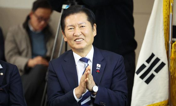 성과보고회서  박수치는 정청래