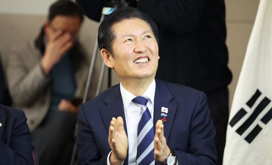 박수치는 정청래 대표