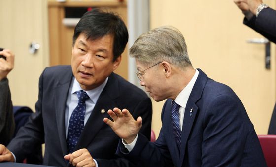 대화 나누는 박균택-민형배 의원