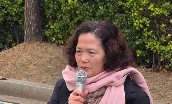 발언하는 김용균 노동자 어머니