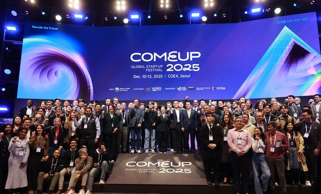 '컴업 2025', 기념 촬영하는 한성숙 장관