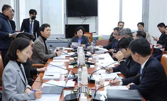 법안 논의하는 김현 소위원장