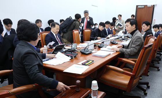 정보통신방송법안심사소위 주재하는 김현