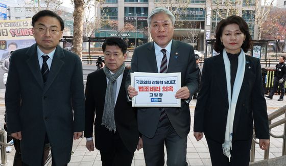 장동혁 국민의힘 대표 고발장 접수 위해 경찰청 방문한 조국혁신당