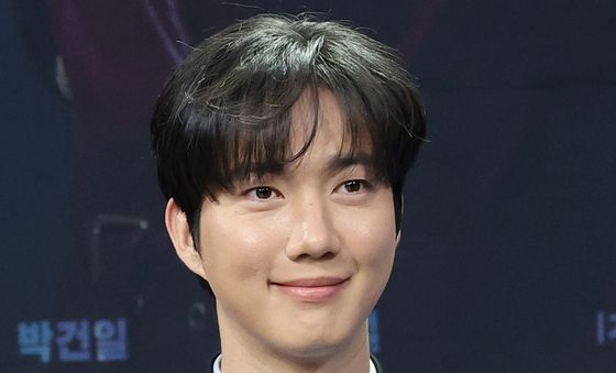 포즈 취하는 '첫 번째 남자' 박건일