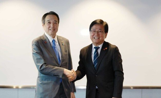 주한일본대사와 악수하는 최교진 장관