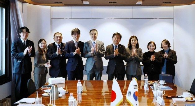 기념 촬영하는 최교진 교육부 장관