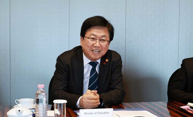 발언하는 최교진 장관