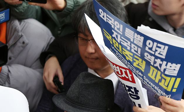 '인권의날' 기념식 참석하러 온 안창호 위원장, 인권단체에 가로막혀