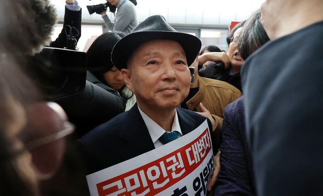 '인권의날' 기념식 참석하러 온 안창호 위원장, 인권단체에 가로막혀