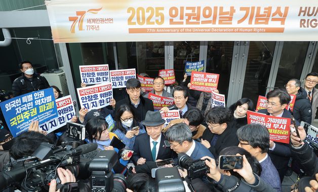 '인권의 날' 기념식, 발길 돌리는 안창호 위원장