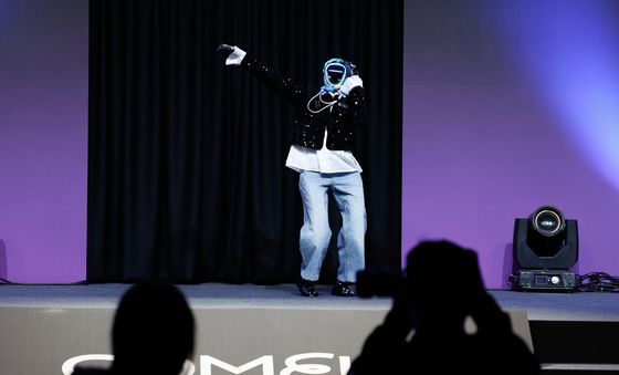 GD 'POWER' 안무 선보이는 로봇