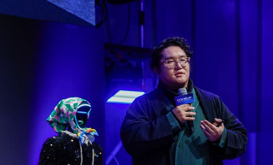 GD 복장의 로봇 소개하는 최용호 대표