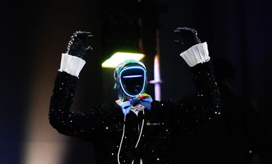 GD 복장의 휴머노이드 로봇