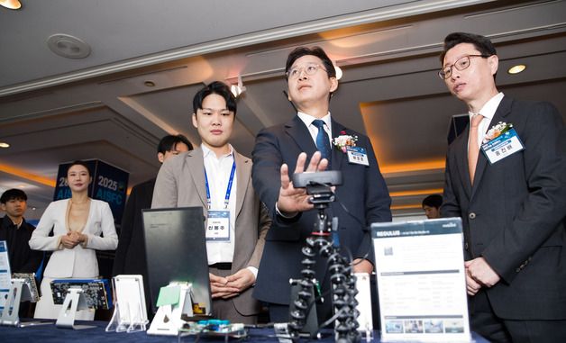 관계자에게 설명 듣는 배경훈 부총