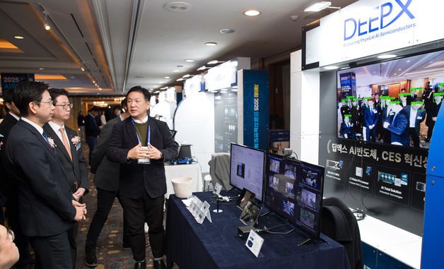 AI반도체 관련 설명듣는 배경훈 부총리