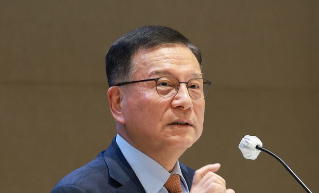 기자간담회에서 발언하는 김종화 금통위원