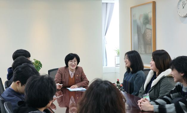 '학교 밖 청소년 정부청사 초청행사', 대화나누는 원민경 장관