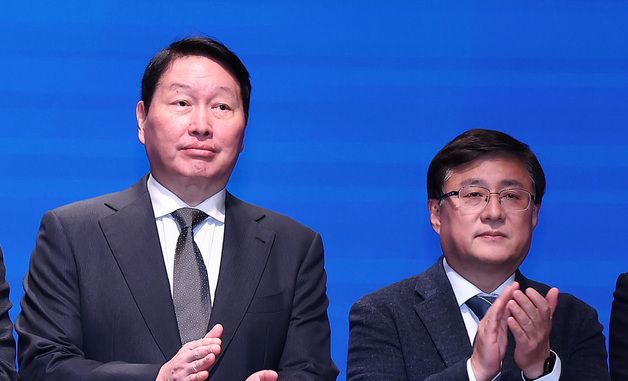 박수치는 최태원 회장·김성환 장관