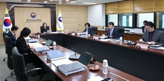 개인정보위 전체회의 주재하는 송경희 위원장