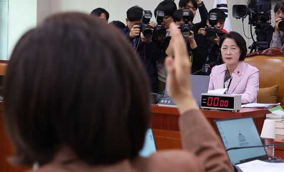 추미애에게 항의하는 나경원