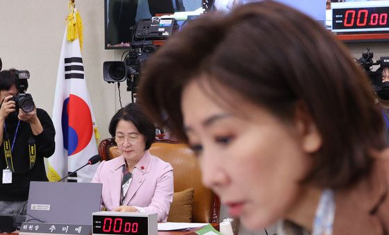 법사위 참석하는 추미애·나경원