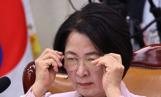 안경 고쳐쓰는 추미애 위원장