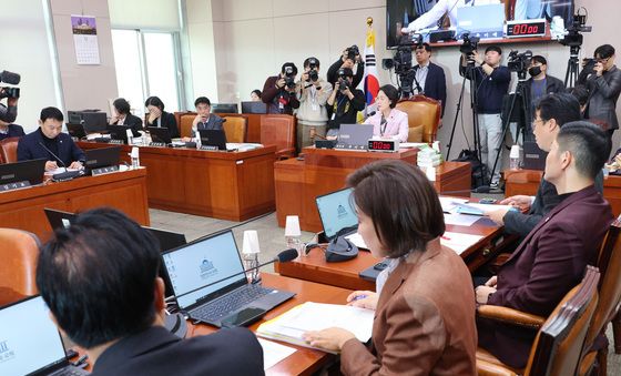 법사위 주재하는 추미애 위원장